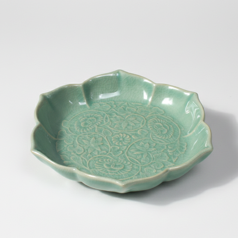 Goryeo (Korea) Celadon Lotus-Pattern Dish (Cheongja Yeonhwamun)
